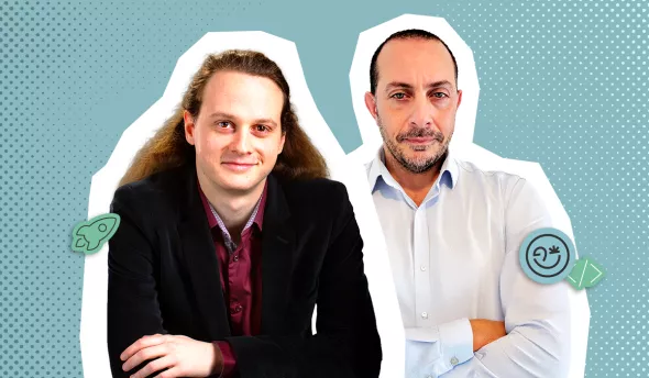 équipe échangeant autour d’écrans affichant du code dans un environnement tech