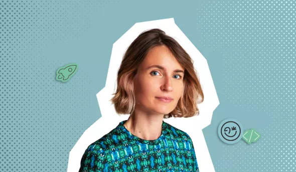 Portrait d’une femme sur fond graphique bleu avec éléments illustrés