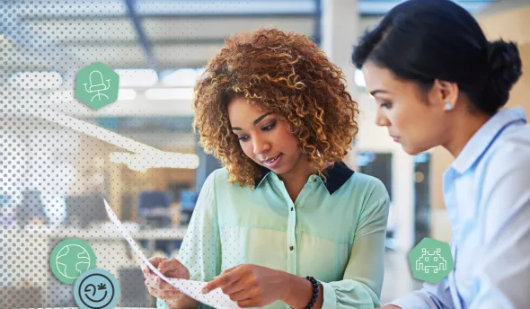 Deux collaboratrices analysent un document dans un cadre professionnel