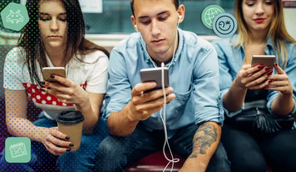 Personnes sur smartphone, icônes de réseaux sociaux et notifications