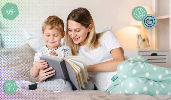 Maman et son enfant qui feuillètent un livre