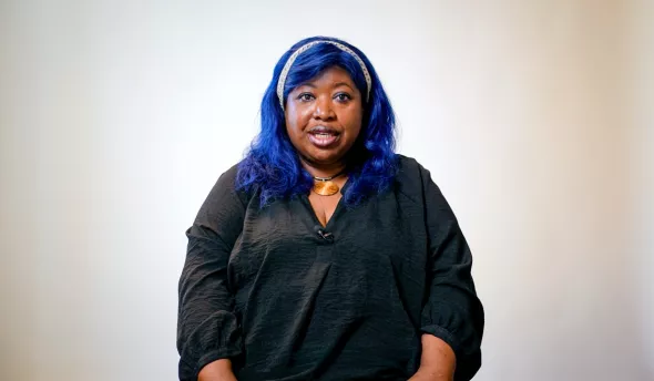 Clémentine Renaud témoigne assise face caméra