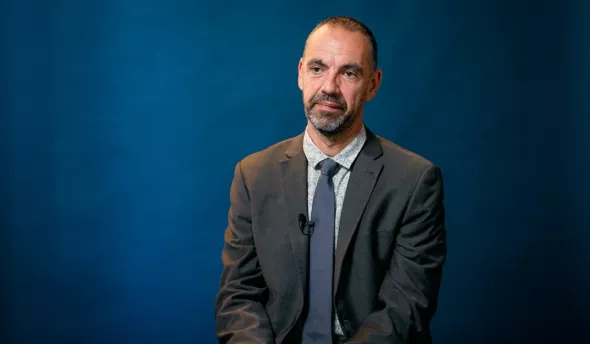 Landry Bourguignon témoigne assis face caméra