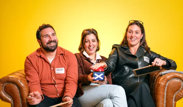 trois témoins répondent aux questions face caméra