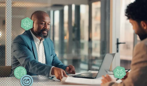 Deux collaborateurs en réunion