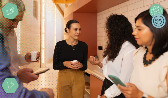 Deux collègues discutant lors d'une pause café