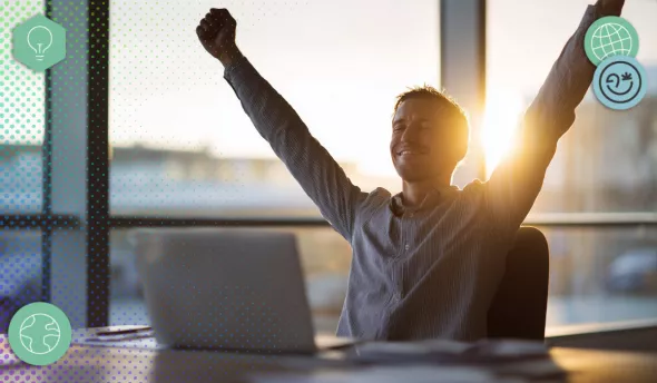 Employé détendu à son bureau en fin de journée