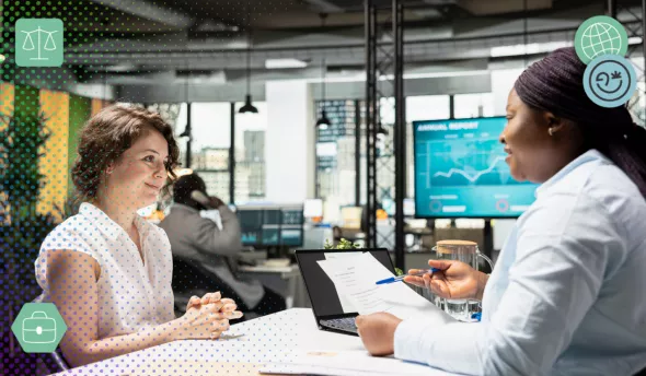 Entretien annuel entre un manager et un salarié dans un bureau