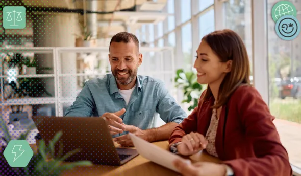 Personne écrivant un texte en écriture inclusive sur un ordinateur portable