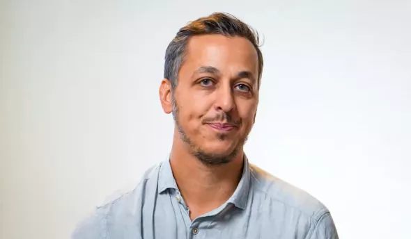 Un des témoins est assis et s'exprime face caméra