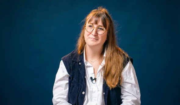 témoin assis face caméra