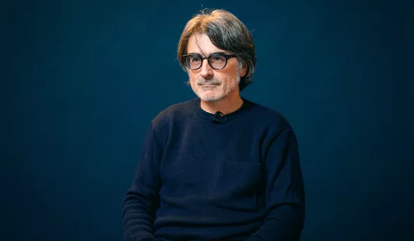 témoin assis face caméra