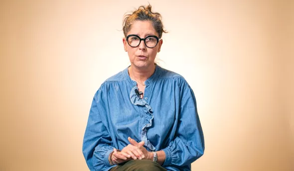 témoin assis face caméra