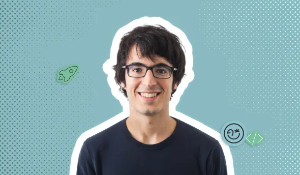 Élie Vidal-Naquet regarde face caméra