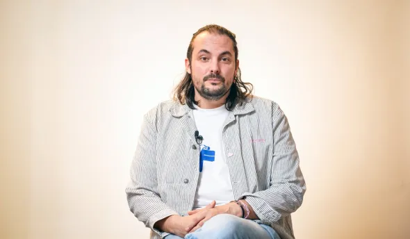 Antoine Ruiz témoigne assis face caméra