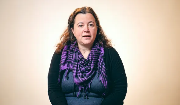 Stéphanie témoigne assise face caméra