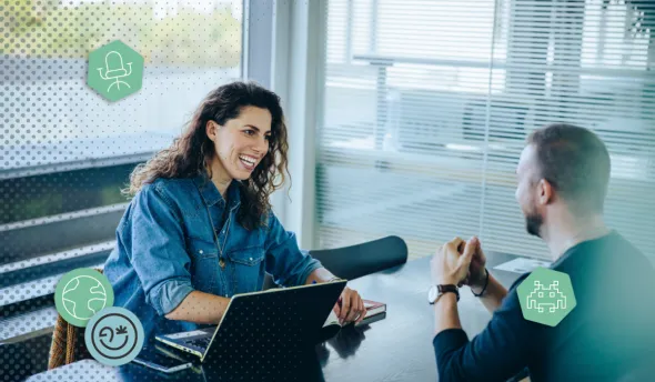 Deux collaborateurs en entretien 