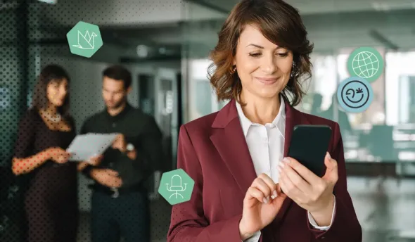Une femme qui regarde son téléphone