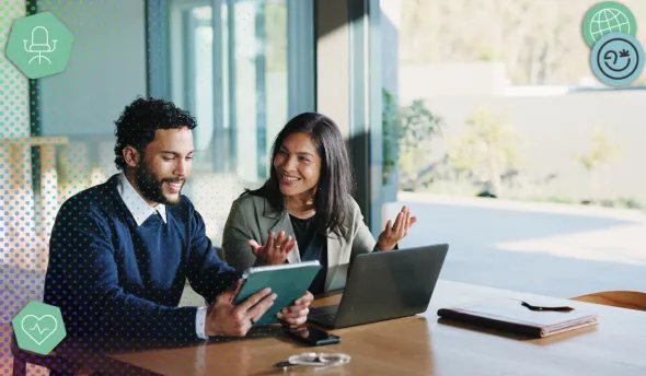 Homme et femme complices assis à un bureau
