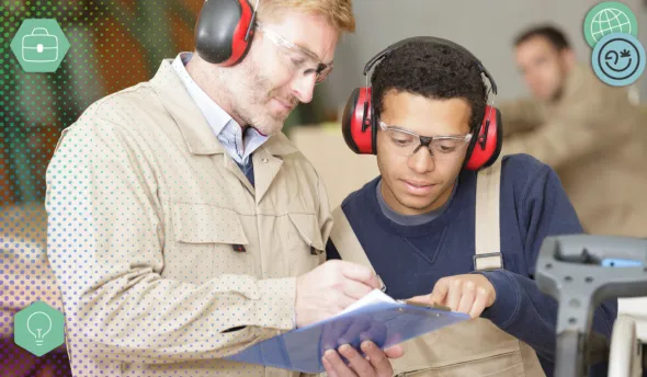 Formateur qui briefe un apprenti 