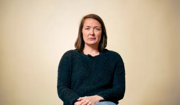 Laure Enjalbert témoigne face caméra.