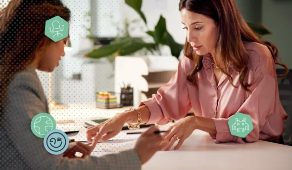 Deux femmes collaborent.