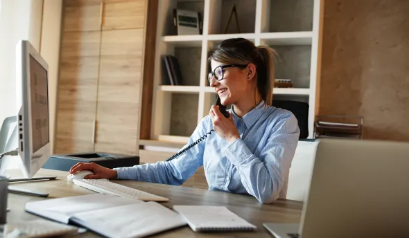 femme rh souriante devant son ordinateur