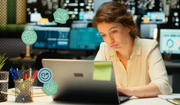 Une femme qui regarde son écran, fatiguée