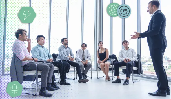 Manager qui s'exprime devant des collaborateurs