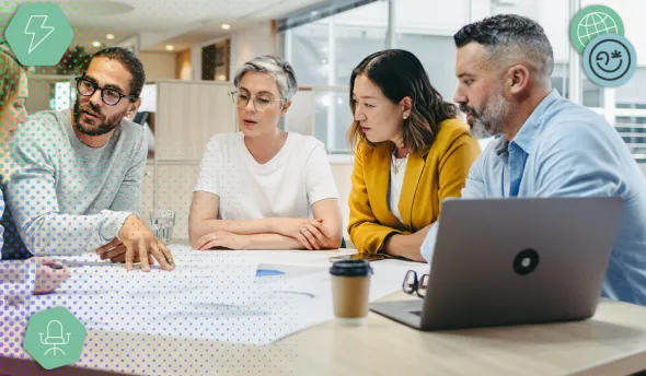 Collaborateurs qui échangent autour d'un bureau