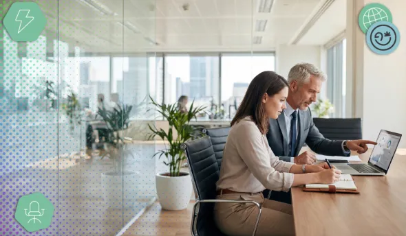 Homme et femmes qui discutent au bureau