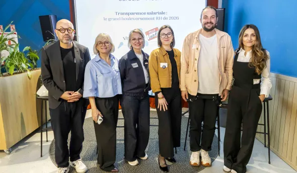 Emmanuelle Durand-Rodriguez, rédactrice en chef et les intervenants de la table ronde