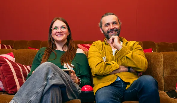 Les témoins répondent aux questions face caméra