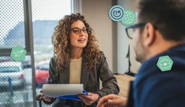 Un entretien entre une manageuse et son collaborateur, dans un bureau.