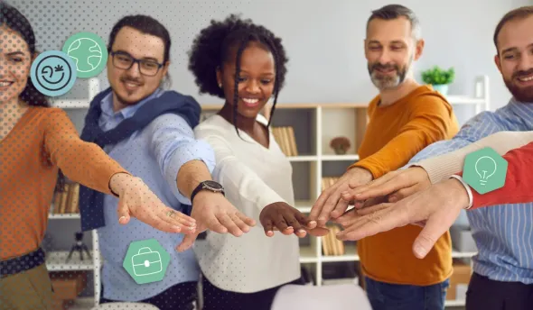 Un groupe de collaborateurs heureux qui tendent leurs mains