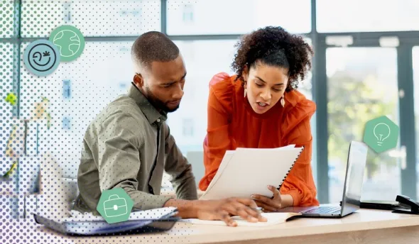 Un échange entre deux collaborateurs dans un bureau