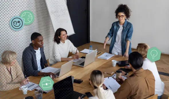 Une personne anime un atelier de feedback dans une salle de réunion