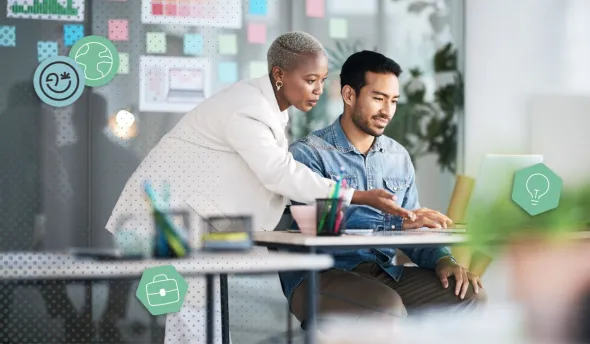 Une femme manager explique un projet à son collaborateur