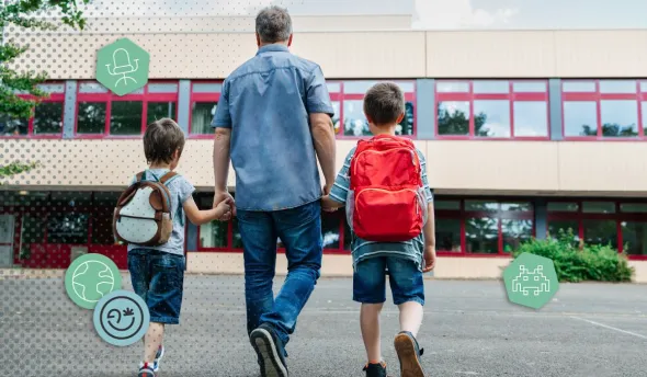 Un père dépose ses deux enfants à l'école le jour de la rentrée