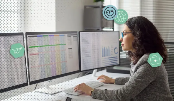 Une femme qui travaille dans les ressources humaines regarde ses 3 écrans remplis de KPIs