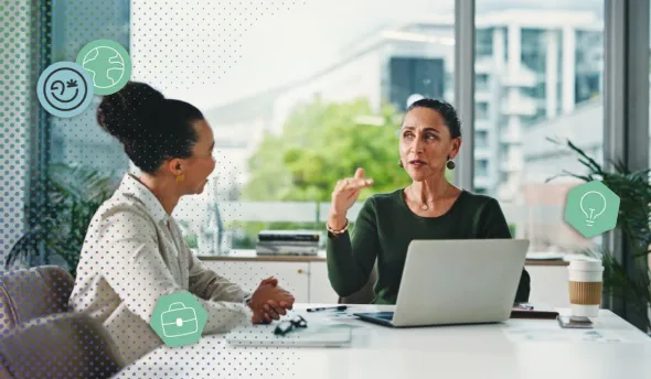 Une manageuse échange avec sa collaborateur autour d'un bureau