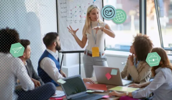 Une chargée RH qui présente un projet à des managers