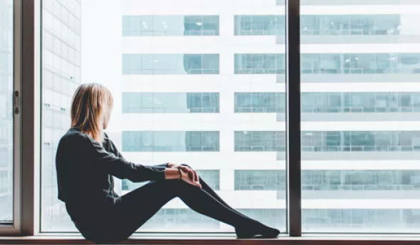 Collaboratrice réfléchissant à ses prochains congés