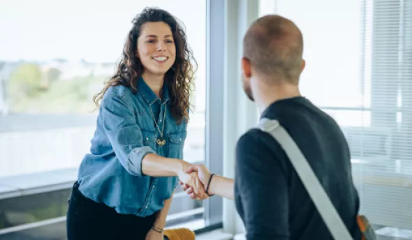 https://www.eurecia.com/sites/default/files/styles/header/public/thumbnails/image/cooptation-strategie-recrutement.png