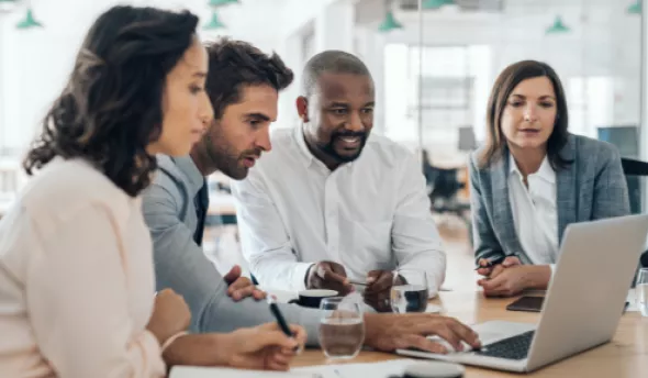 https://www.eurecia.com/sites/default/files/styles/header/public/thumbnails/image/illustration-equipe-plan-communication-marque-employeur.png