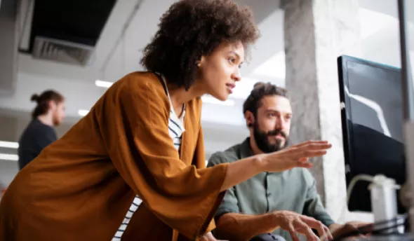 https://www.eurecia.com/sites/default/files/styles/header/public/thumbnails/image/manager-developper-comptences-colaborateurs.png