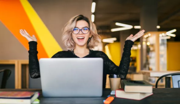 Fille levant les bras