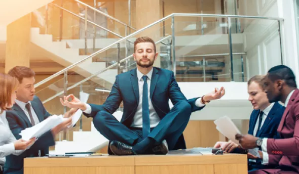 Homme zen en costume, qui gère mieux son stress au travail
