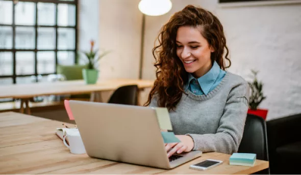 https://www.eurecia.com/sites/default/files/styles/header/public/thumbnails/image/outil-assistante-rh.png