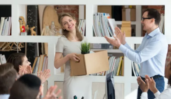 femme recrutée accueillie par son équipe